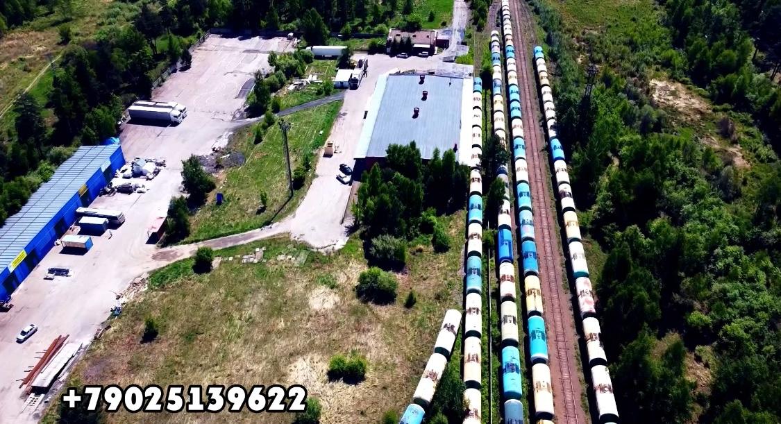 Вид сверху на ж/д пути и территорию базы